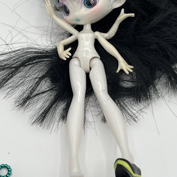 RARE NOVI STARS MALIE TASKER ALIEN DOLL with Galactic Gown MGA - Picture 10 of 11